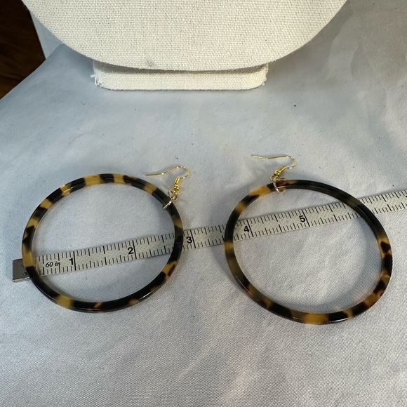 Large fun tortoise colored hoop earrings - Picture 2 of 4